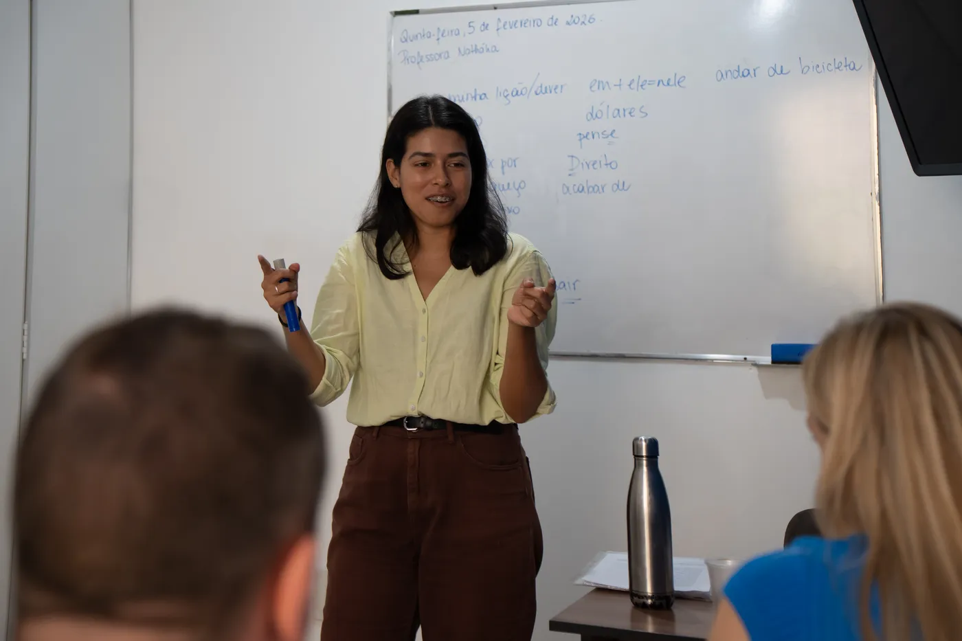 Professor ensinando português para estrangeiros no Rio de Janeiro