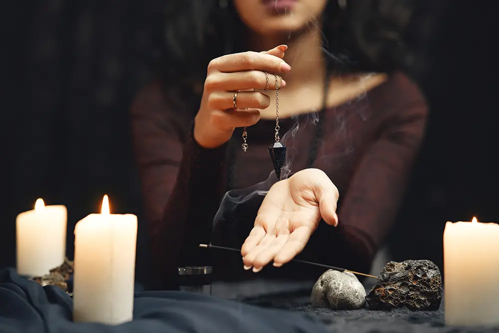 Leitura de cartas em ambiente acolhedor