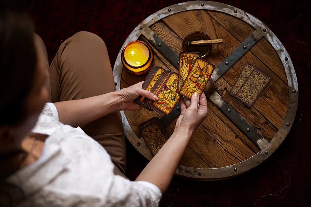 Mesa espiritual com cartas, cristais e velas