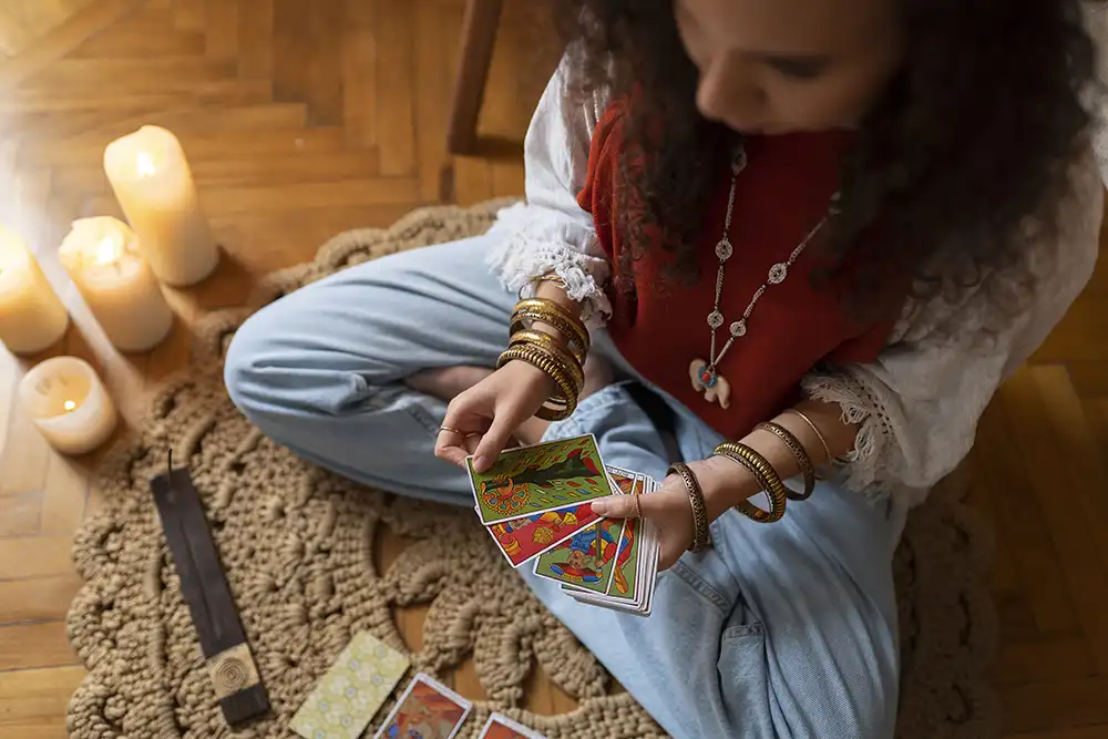 Cartas de tar&ocirc; em uma mesa com velas