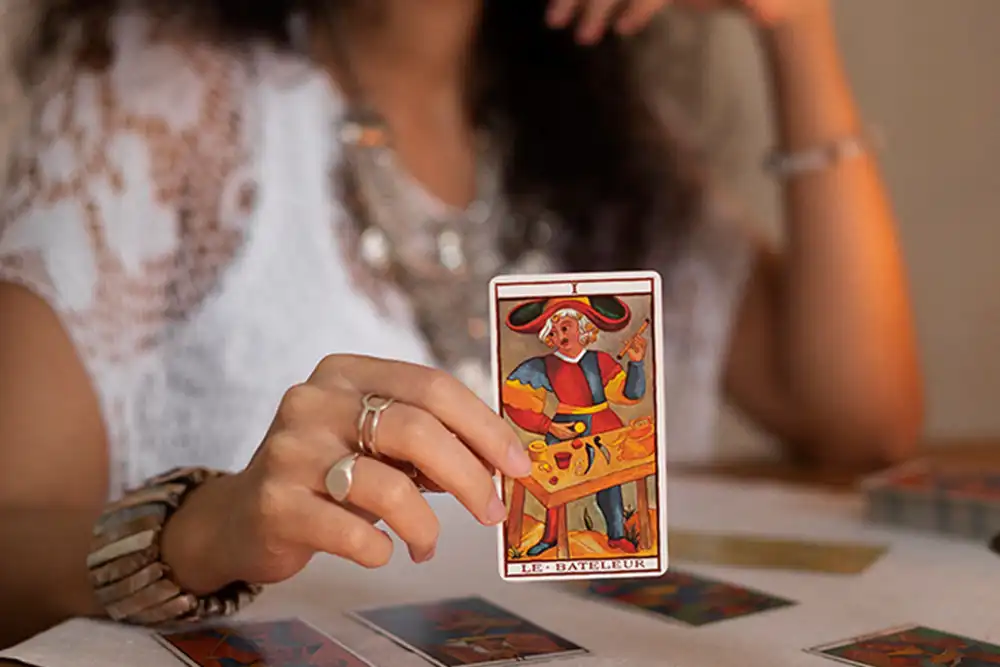 M&atilde;o apresentando uma carta de tar&ocirc;